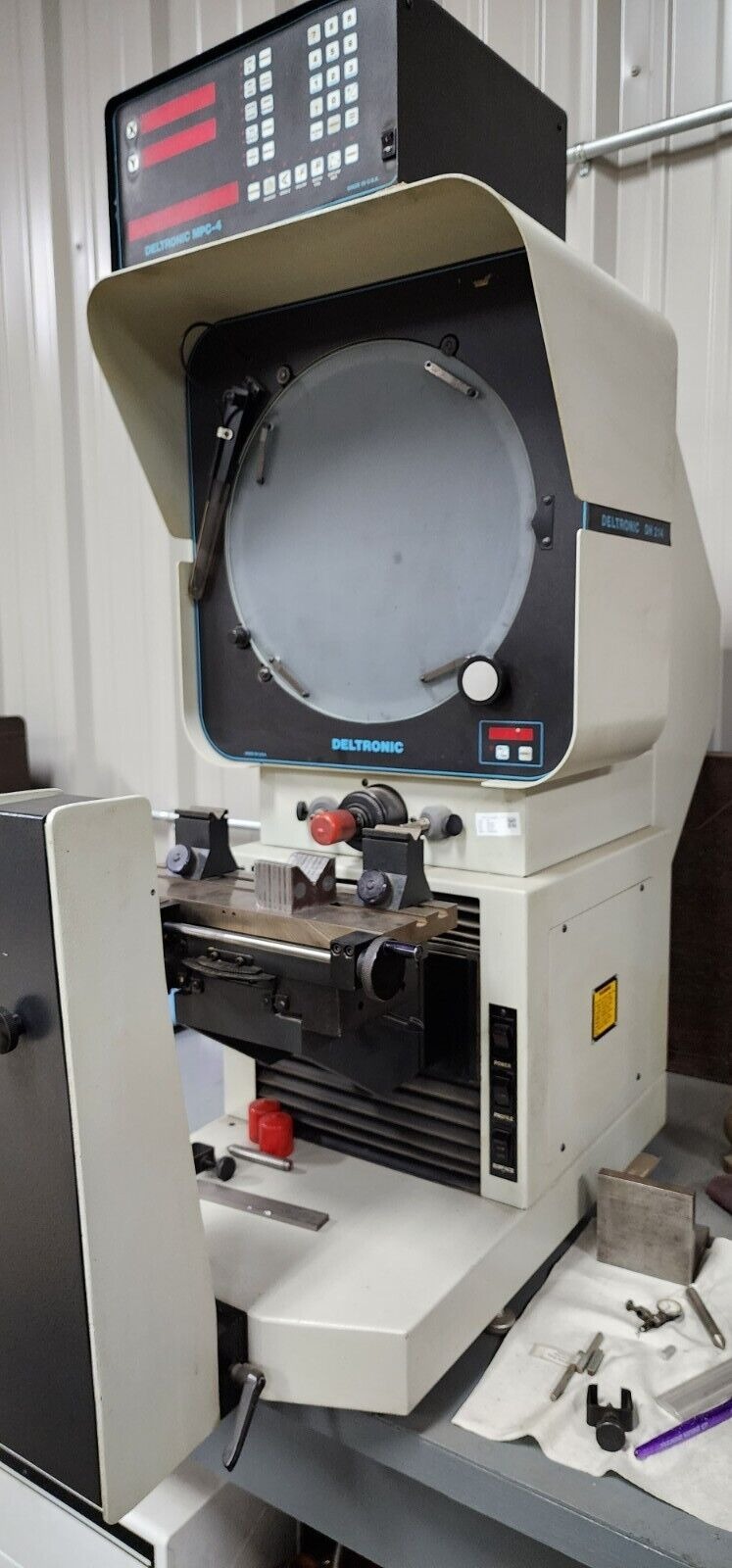 Máy chiếu Deltronic DH-214